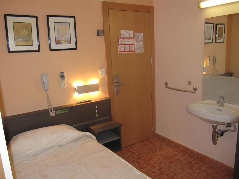Hostal La Vila - Housity