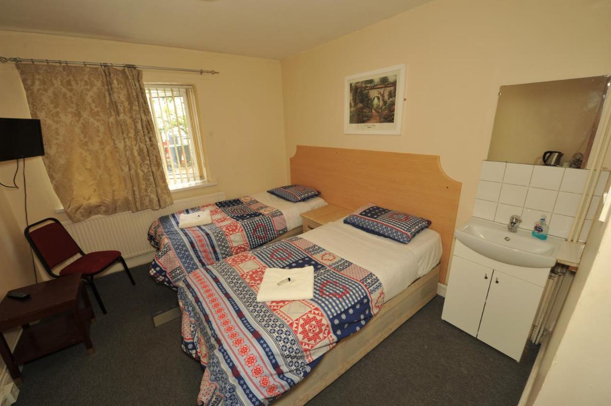 Acton Town Hotel - Housity