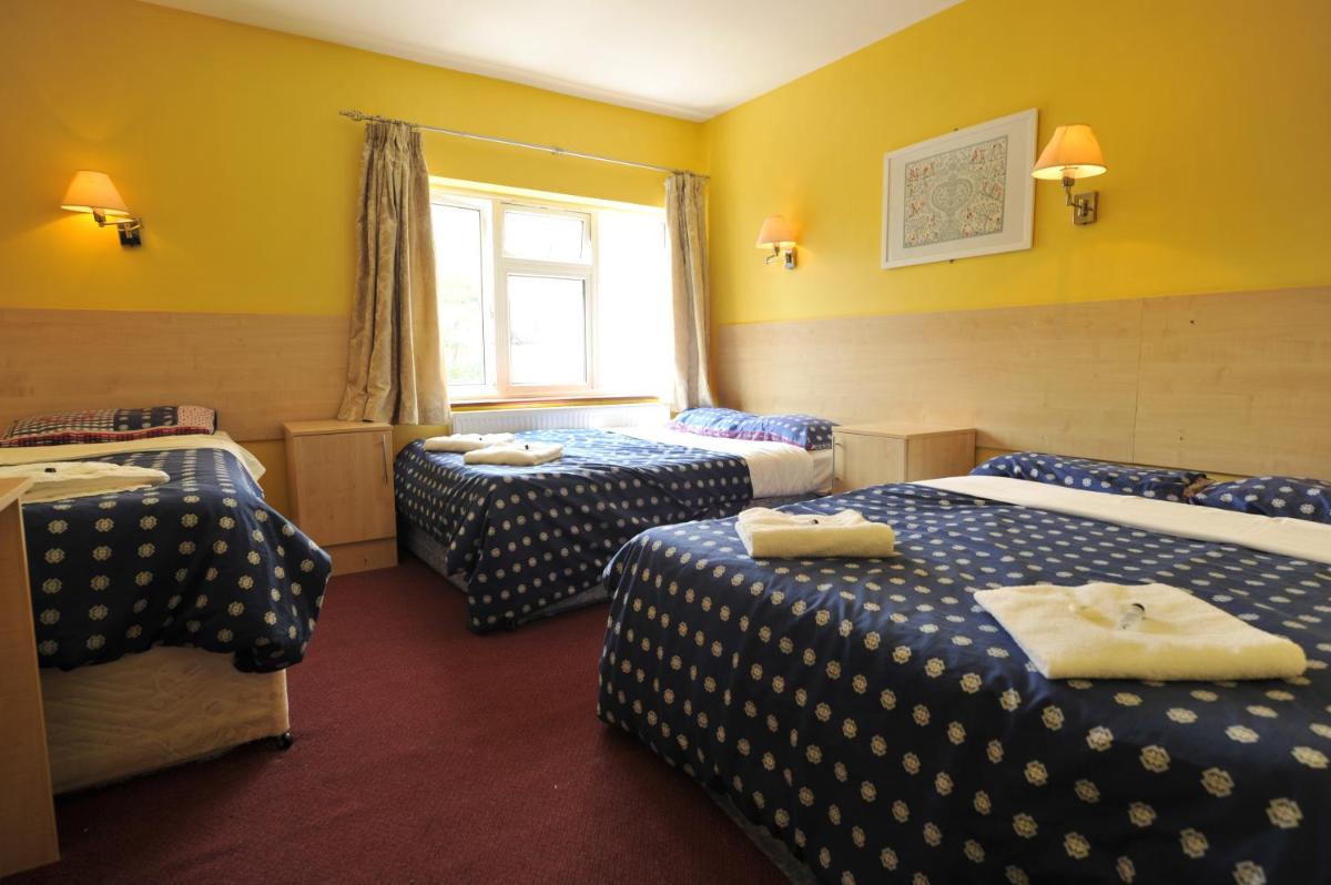 Acton Town Hotel - Housity