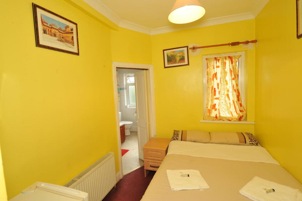 Acton Town Hotel - Housity