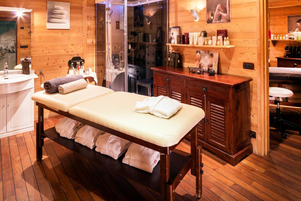 La salle de bains est pourvue d'une douche et d'un banc. dans l'établissement Carlina, à La Clusaz