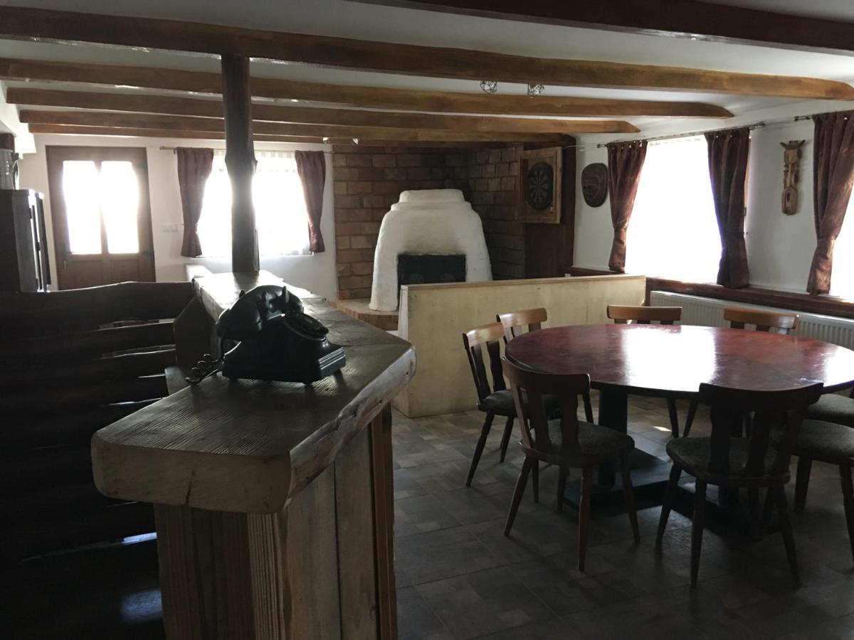 Balatonkenesei Nádfedeles Lovas Vendégház - Housity