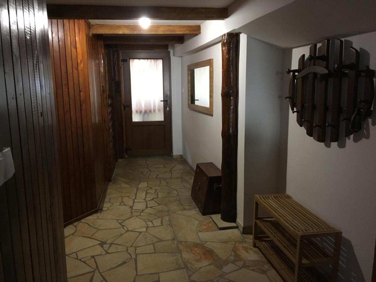 Balatonkenesei Nádfedeles Lovas Vendégház - Housity