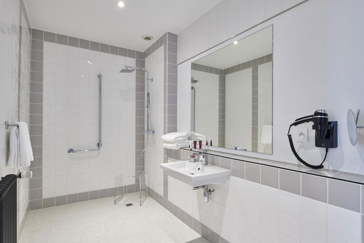 Salle de bains dans l'établissement Hotel & Spa Vacances Bleues Le Splendid