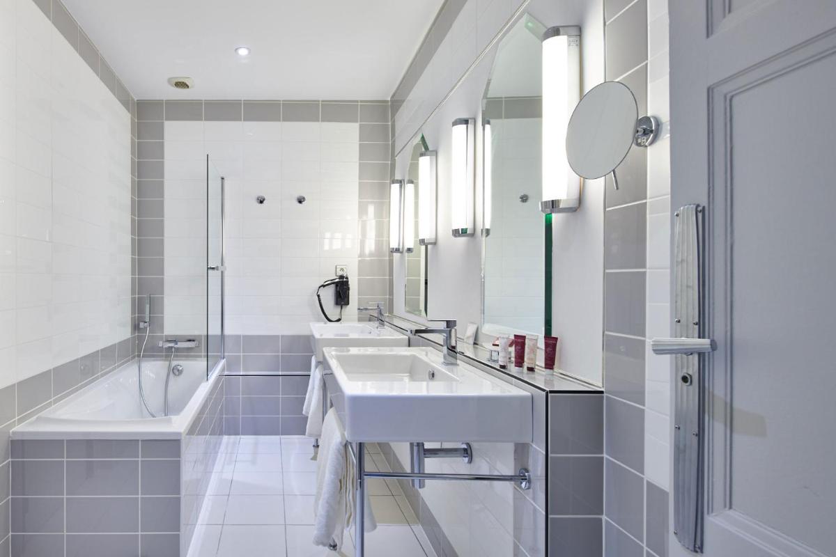 Salle de bains dans l'établissement Hotel & Spa Vacances Bleues Le Splendid