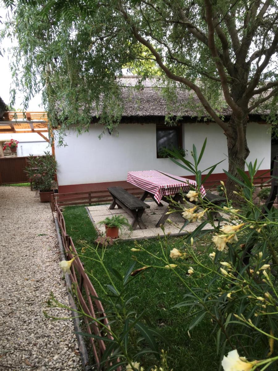 Balatonkenesei Nádfedeles Lovas Vendégház - Housity