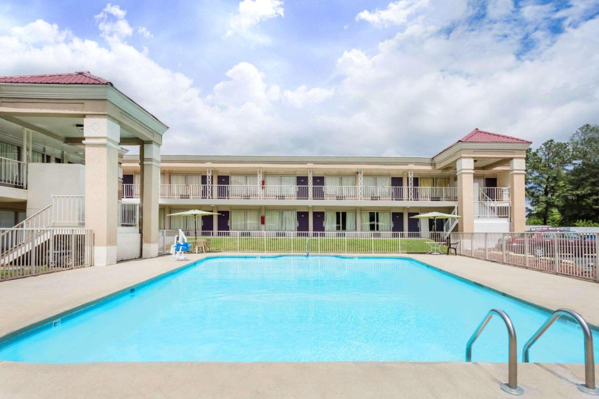 Days Inn by Wyndham Greensboro Airport - Housity