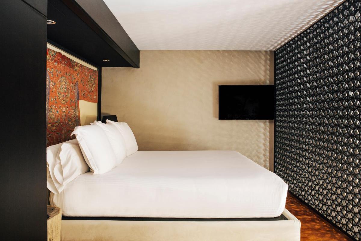 Cama o camas de una habitación en Claris Hotel & Spa GL, a Small Luxury Hotel of the World