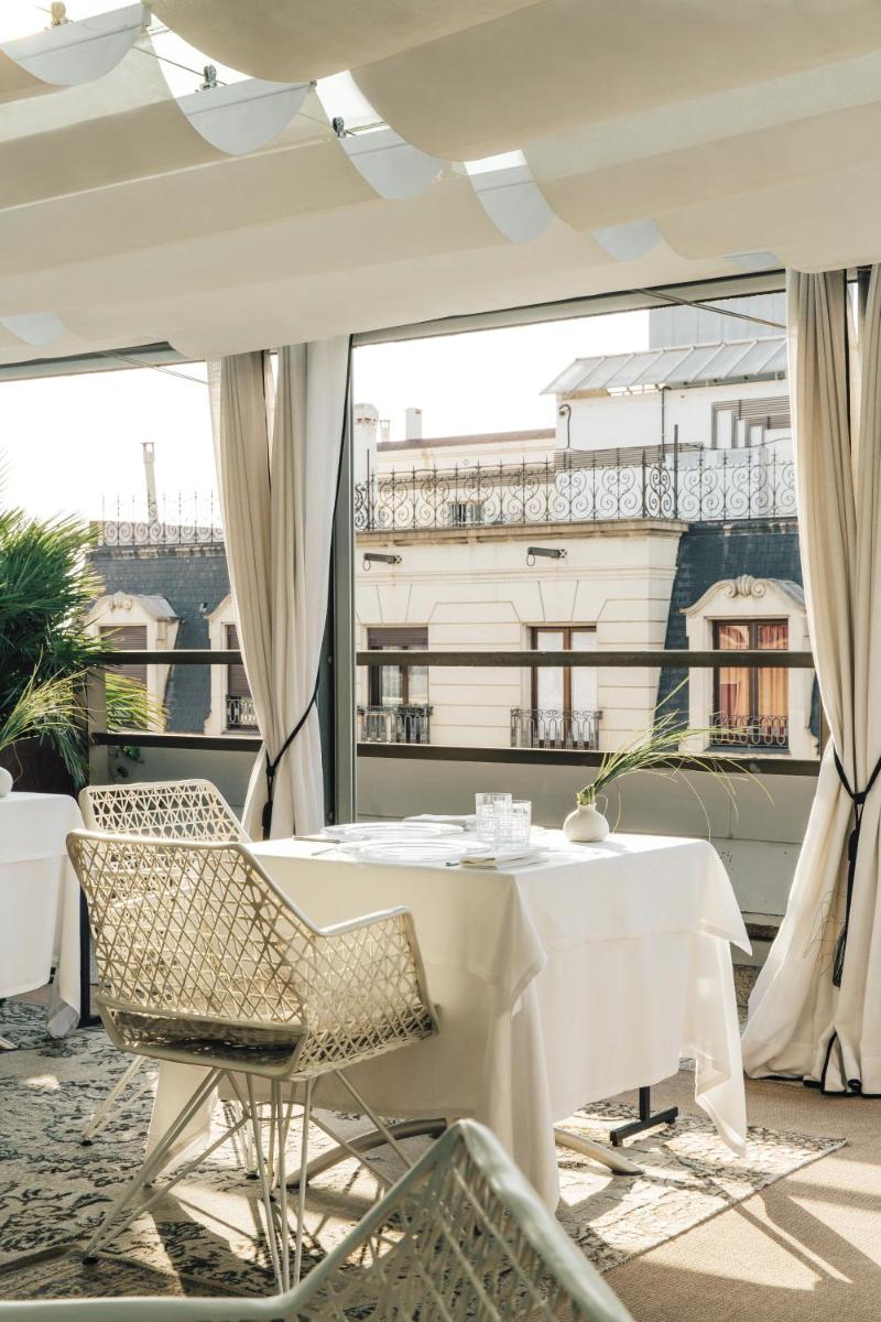 Un balcón o terraza de Claris Hotel & Spa GL, a Small Luxury Hotel of the World