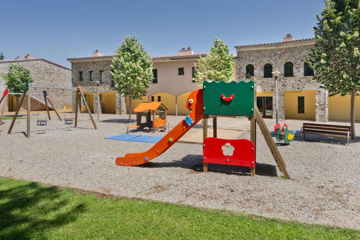 Zona de juegos infantil en Vilar Rural De Sant Hilari Sacalm by Serhs Hotels