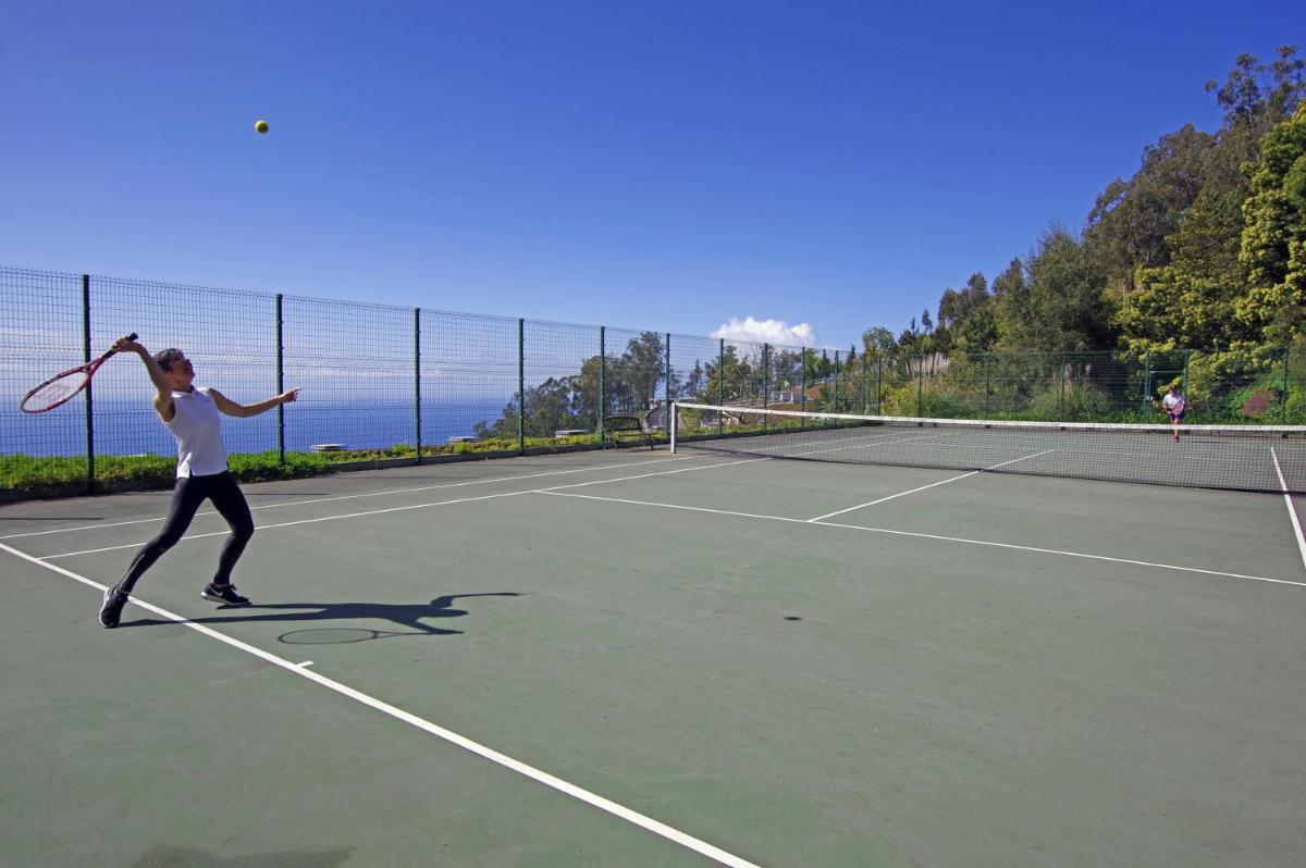 Comodidades para jogar ténis e squash em Village Cabo Girao ou nas proximidades