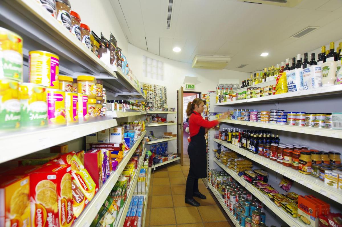 Um supermercado ou outras lojas no resort ou nas proximidades