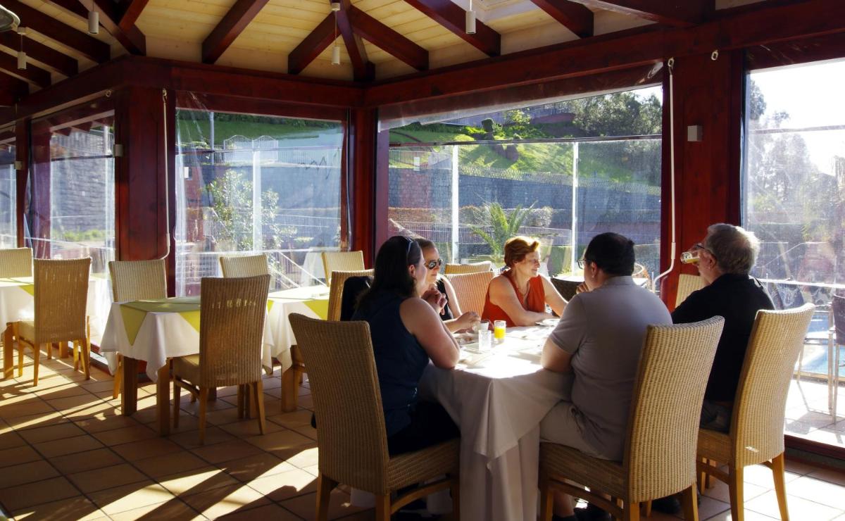 Um restaurante ou outro lugar para comer em Village Cabo Girao