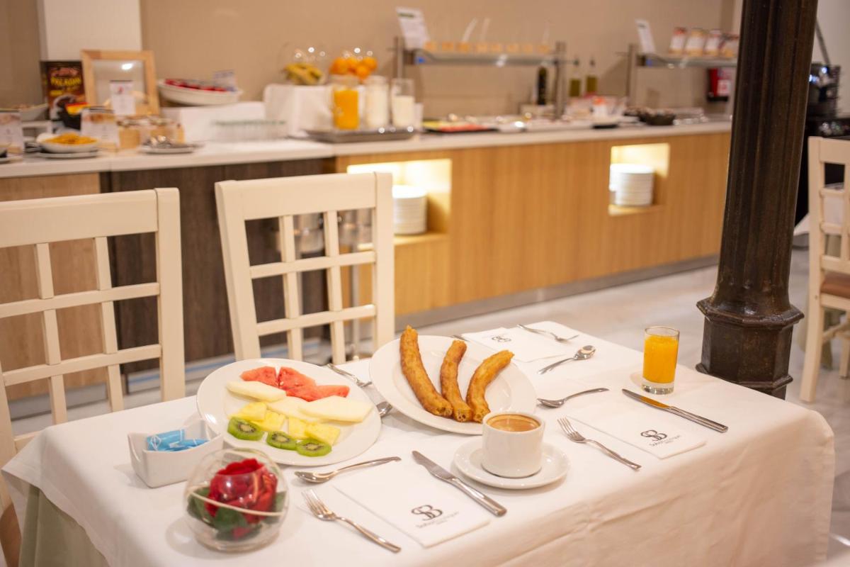 Comida en o cerca de este hotel