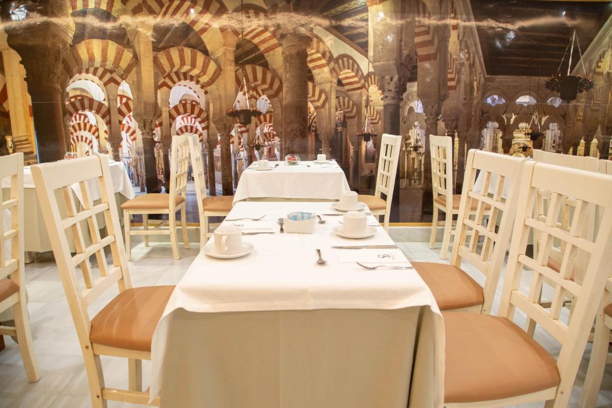 Un restaurante o sitio para comer en Soho Boutique Capuchinos & Spa