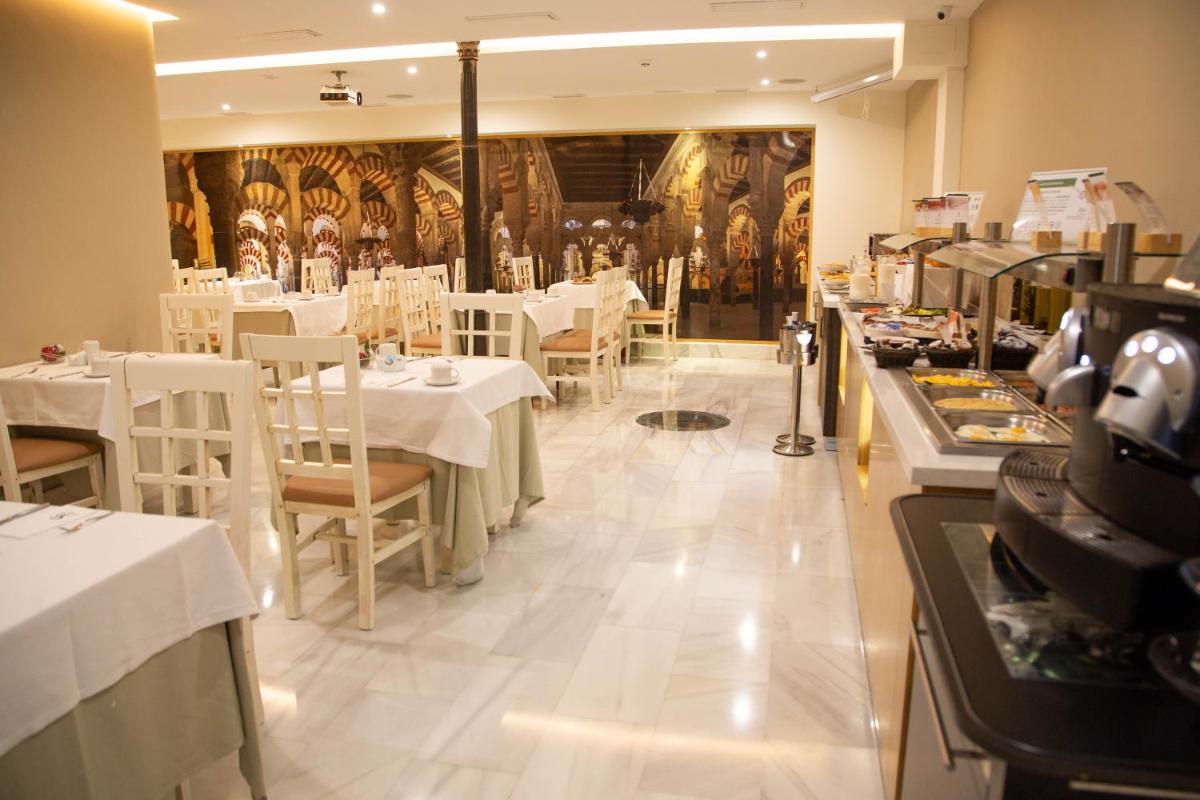 Un restaurante o sitio para comer en Soho Boutique Capuchinos & Spa