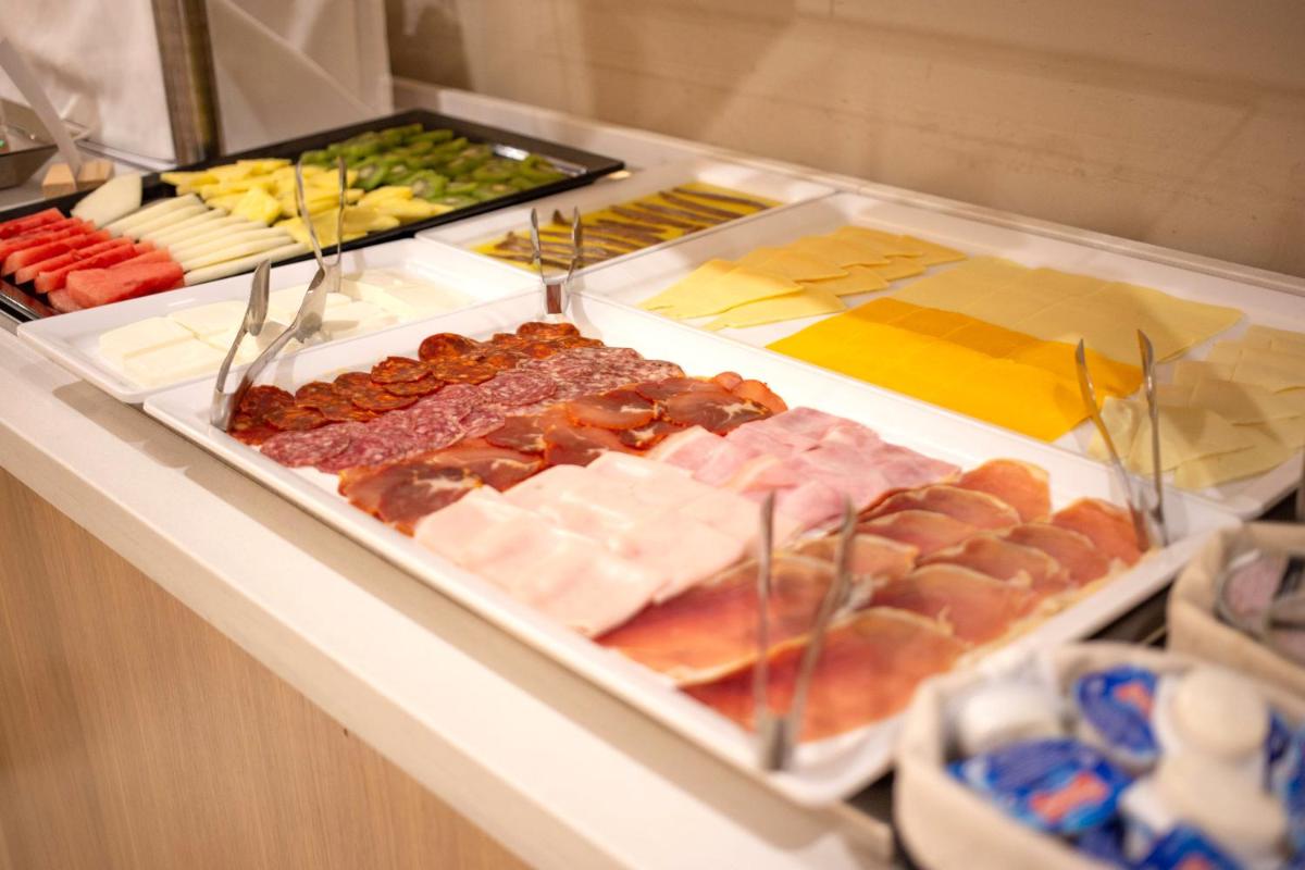 Comida en o cerca de este hotel