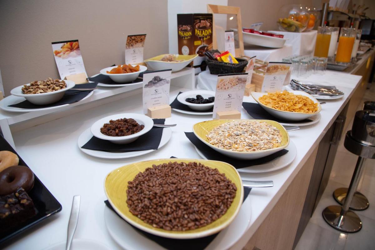 Comida en o cerca de este hotel