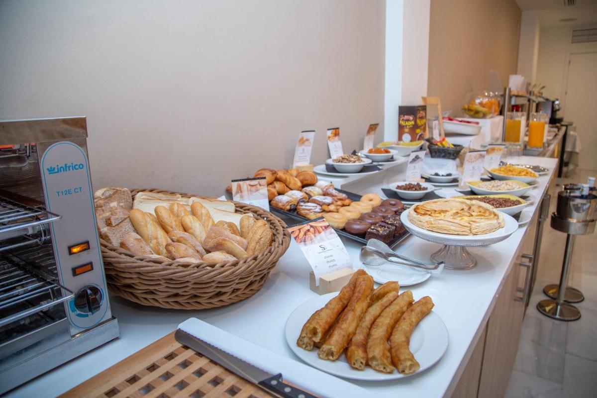 Comida en o cerca de este hotel