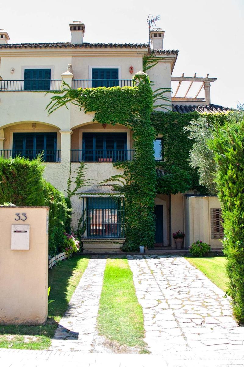 The Fairway Vista, Your Luxury Retreat with a Quiet Pool - Housity