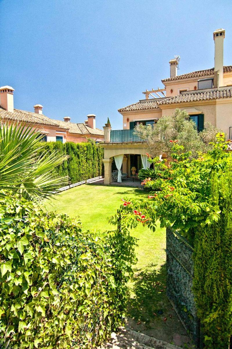 The Fairway Vista, Your Luxury Retreat with a Quiet Pool - Housity