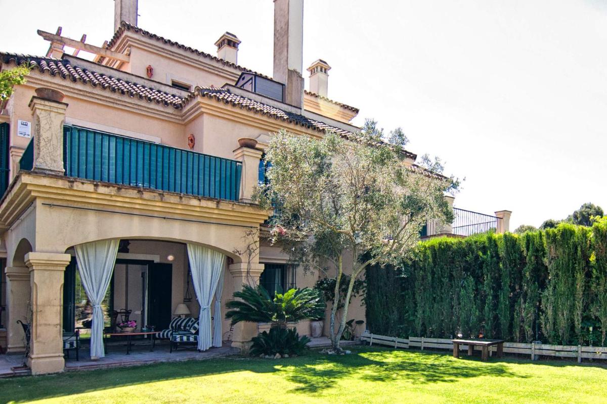 The Fairway Vista, Your Luxury Retreat with a Quiet Pool - Housity