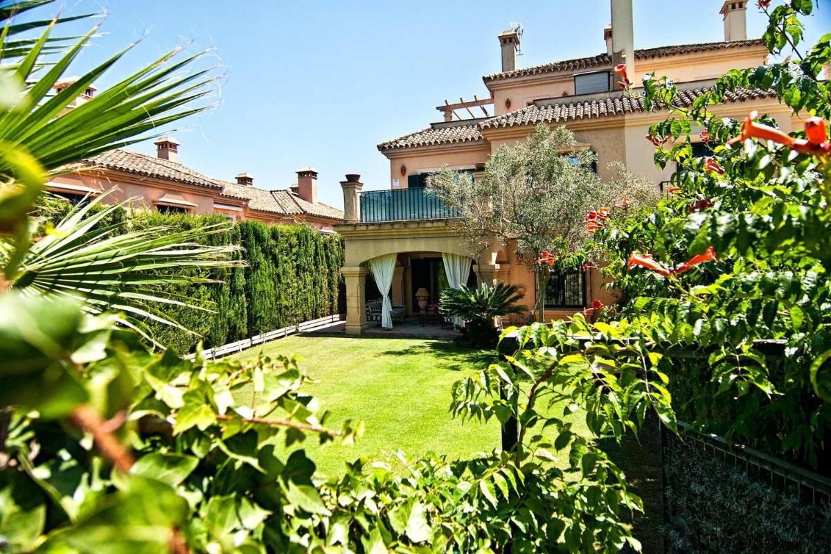 The Fairway Vista, Your Luxury Retreat with a Quiet Pool - Housity
