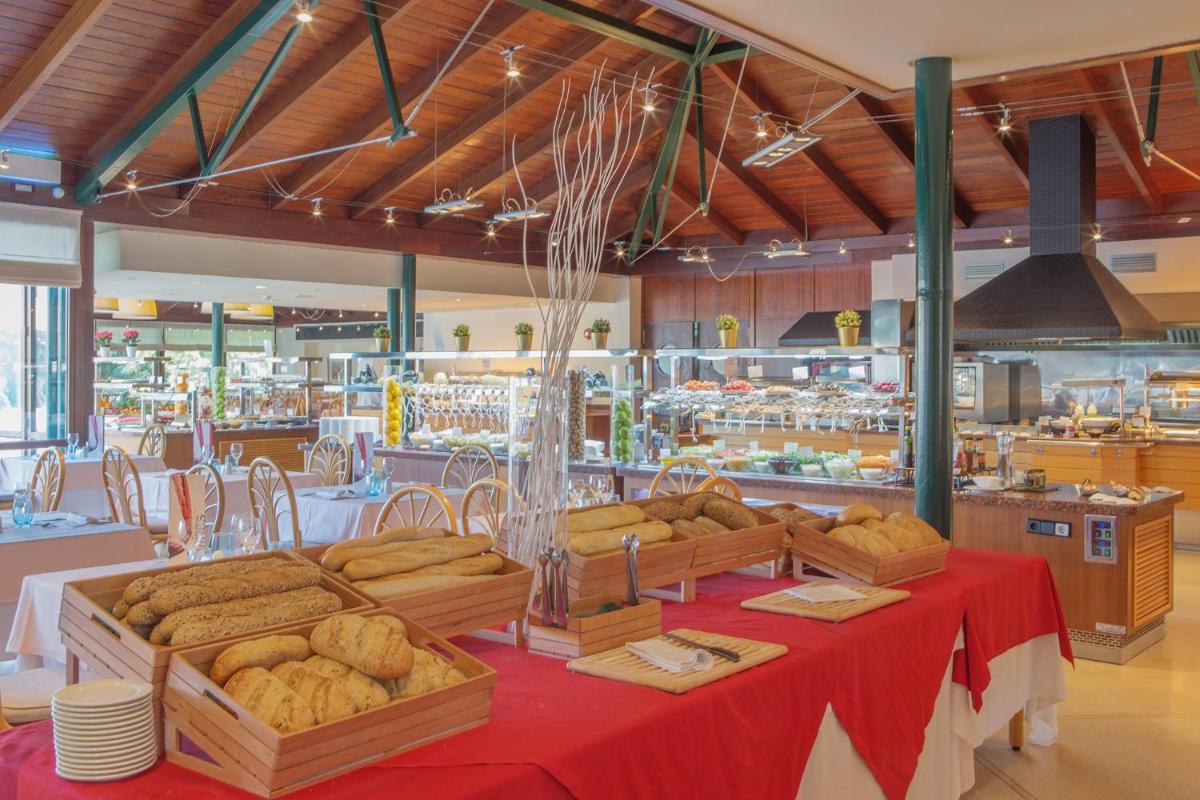 Un restaurante o sitio para comer en PortBlue Club Pollentia Resort & Spa