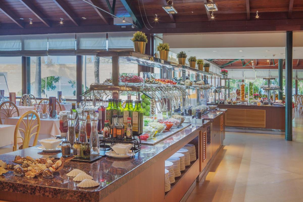 Comida en o cerca de este hotel