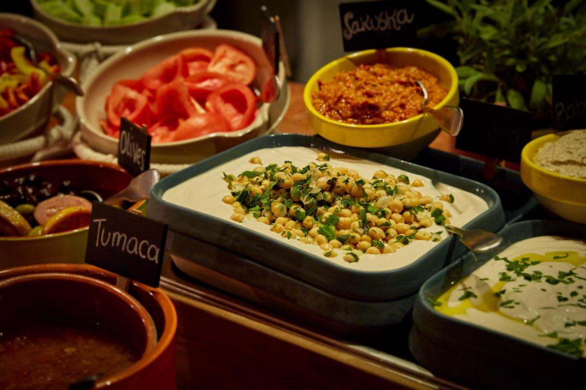 Comida en o cerca de este hotel