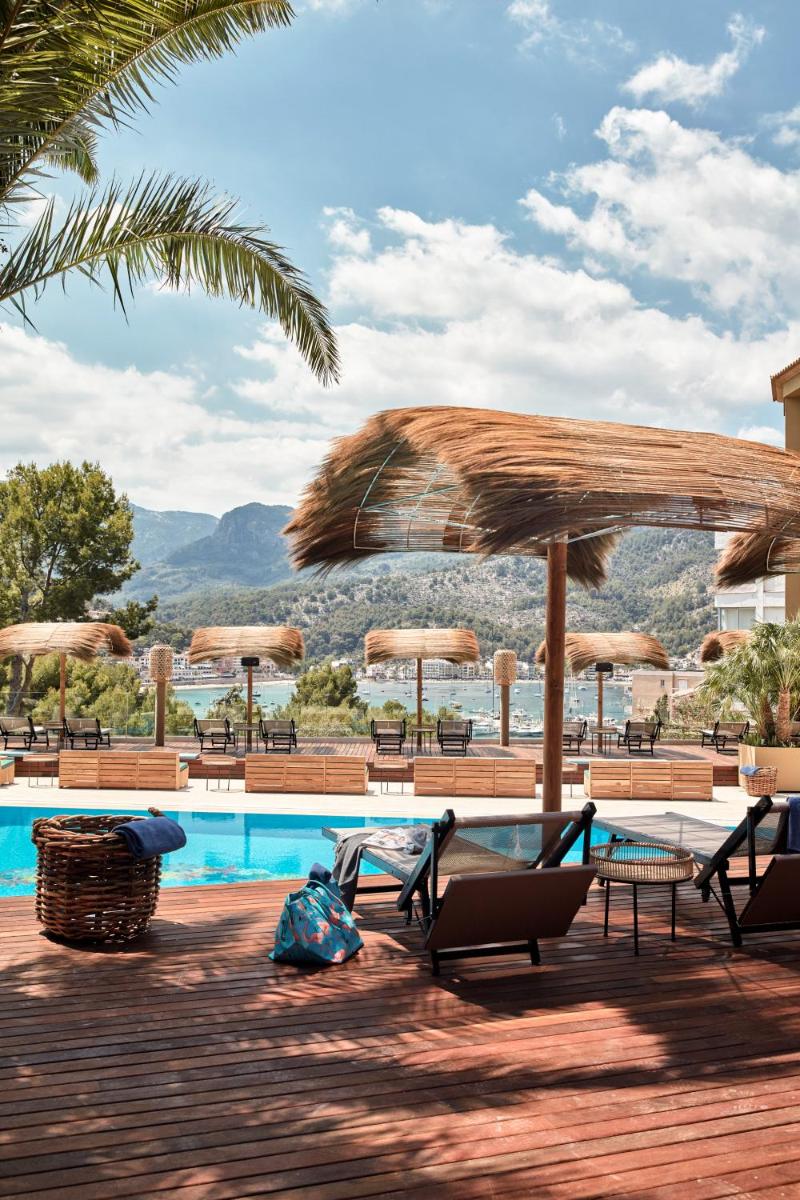 un complejo con piscina con sillas y sombrillas en Bikini Island & Mountain Port de Soller "Adults only", en Puerto de Sóller