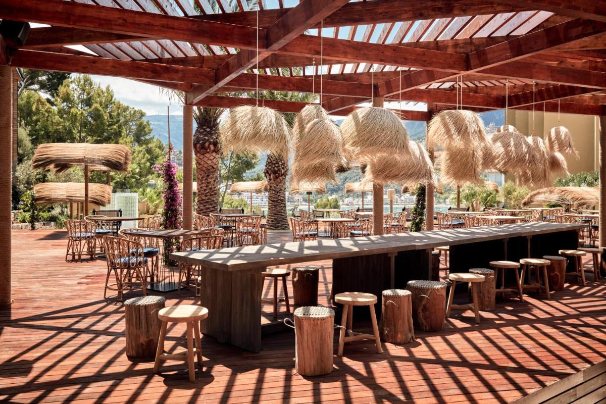 Un restaurante o sitio para comer en Bikini Island & Mountain Port de Soller "Adults only"