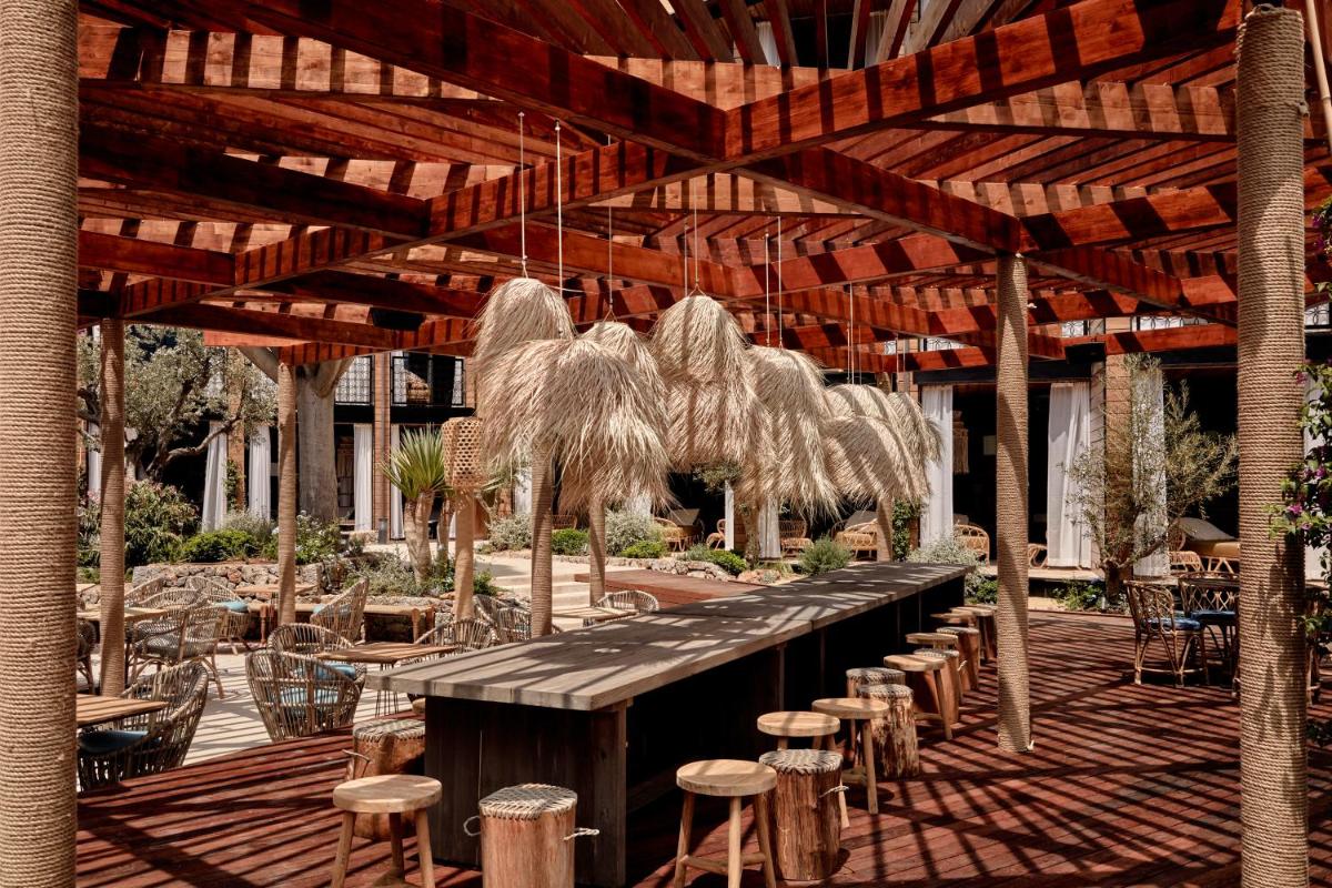 Un restaurante o sitio para comer en Bikini Island & Mountain Port de Soller "Adults only"