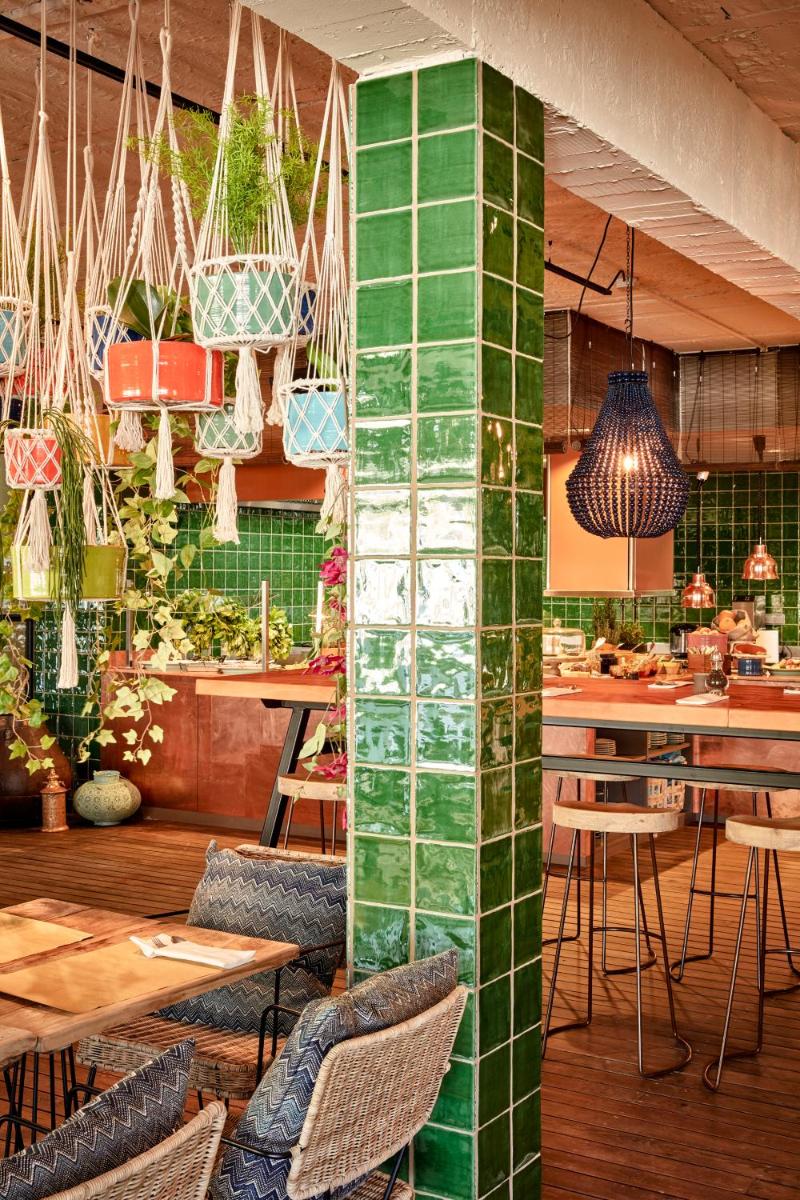 Un restaurante o sitio para comer en Bikini Island & Mountain Port de Soller "Adults only"