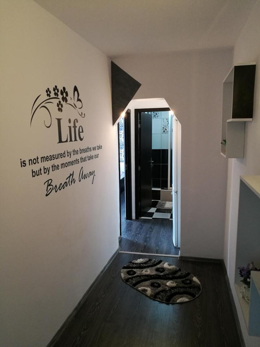 white black rooms - Housity