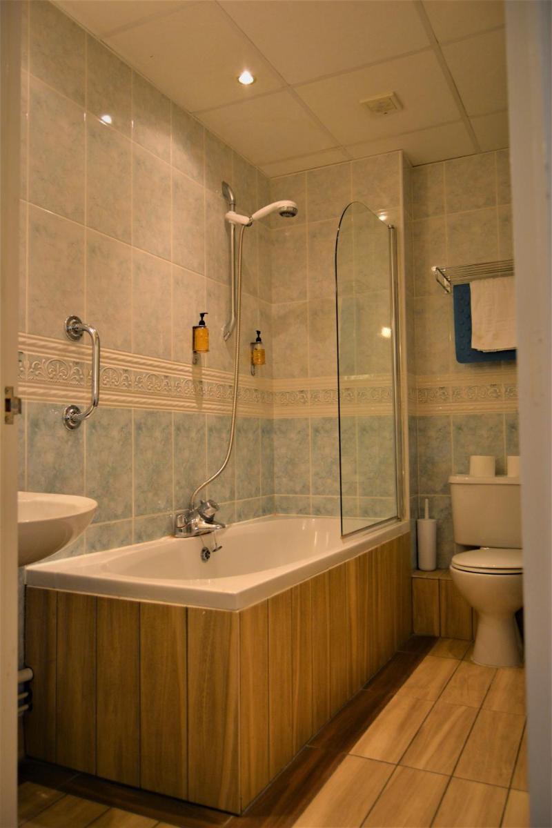 Oliver Cromwell Hotel - Housity