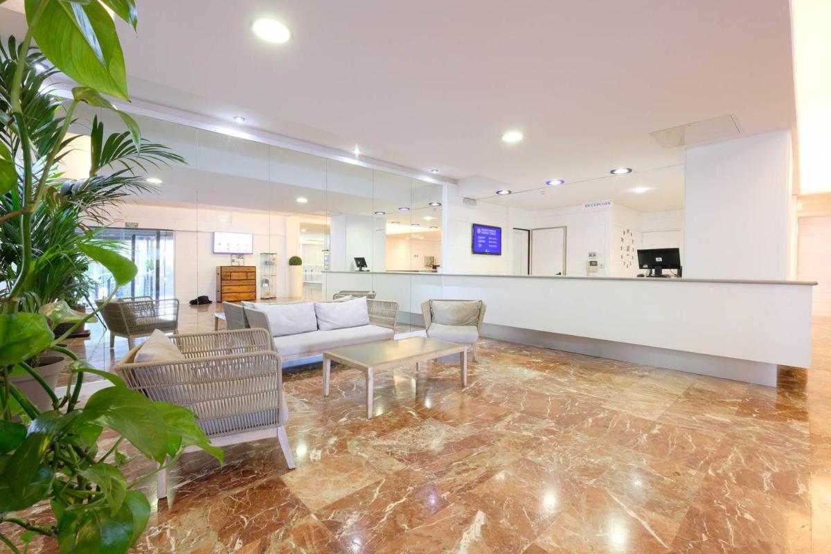 una sala de estar con un sofá y una mesa en azuLine Hotel Bergantin, en Bahía de San Antonio 41 fotos más