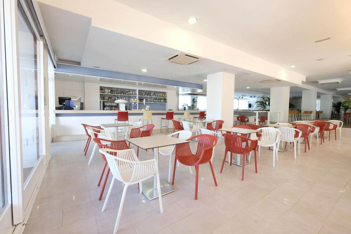 Un restaurante o sitio para comer en azuLine Hotel Bergantin