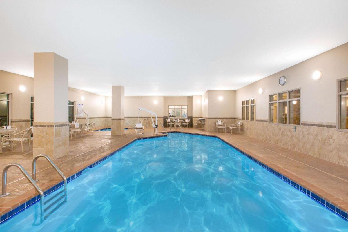 AmericInn by Wyndham Humboldt - Housity
