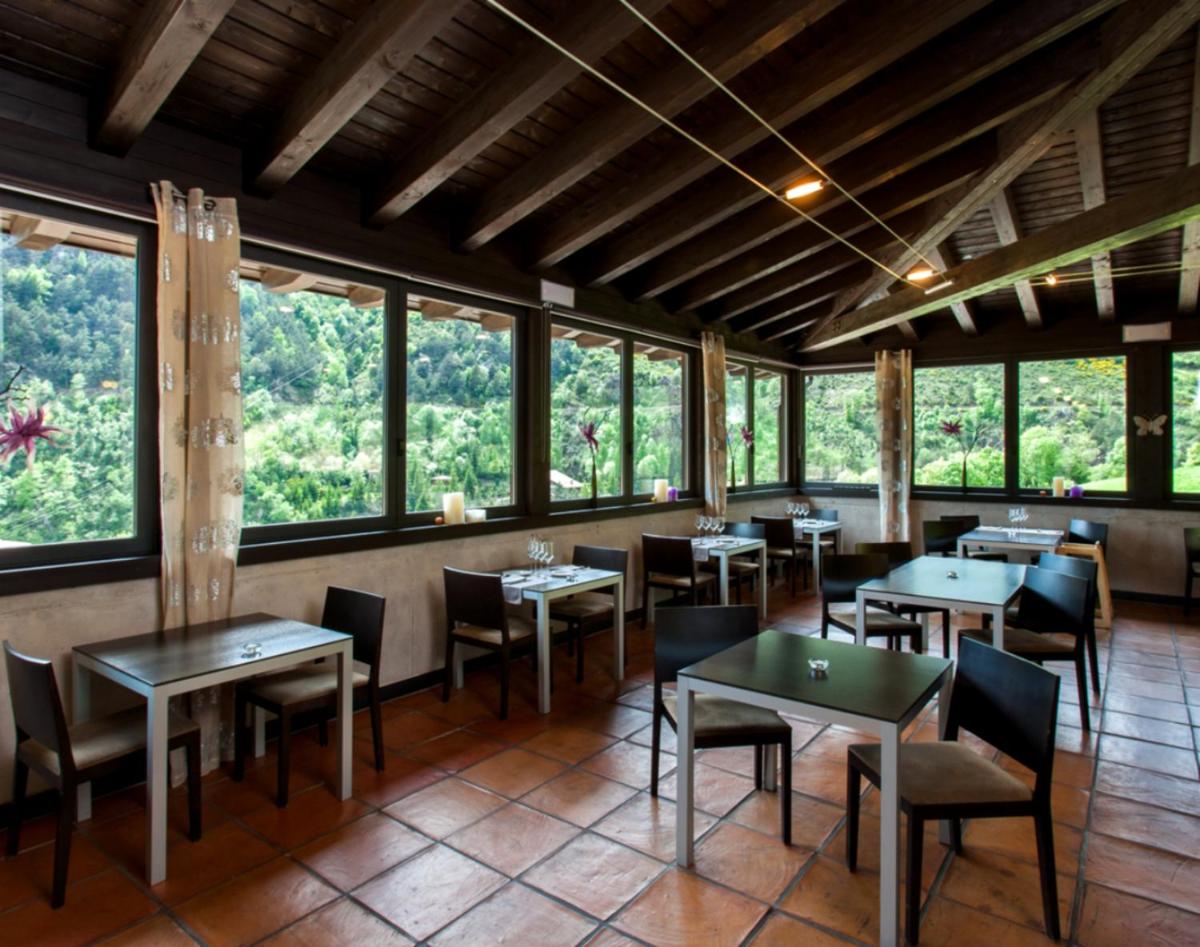 Un restaurante o sitio para comer en Hotel Rural-Spa Resguard Dels Vents