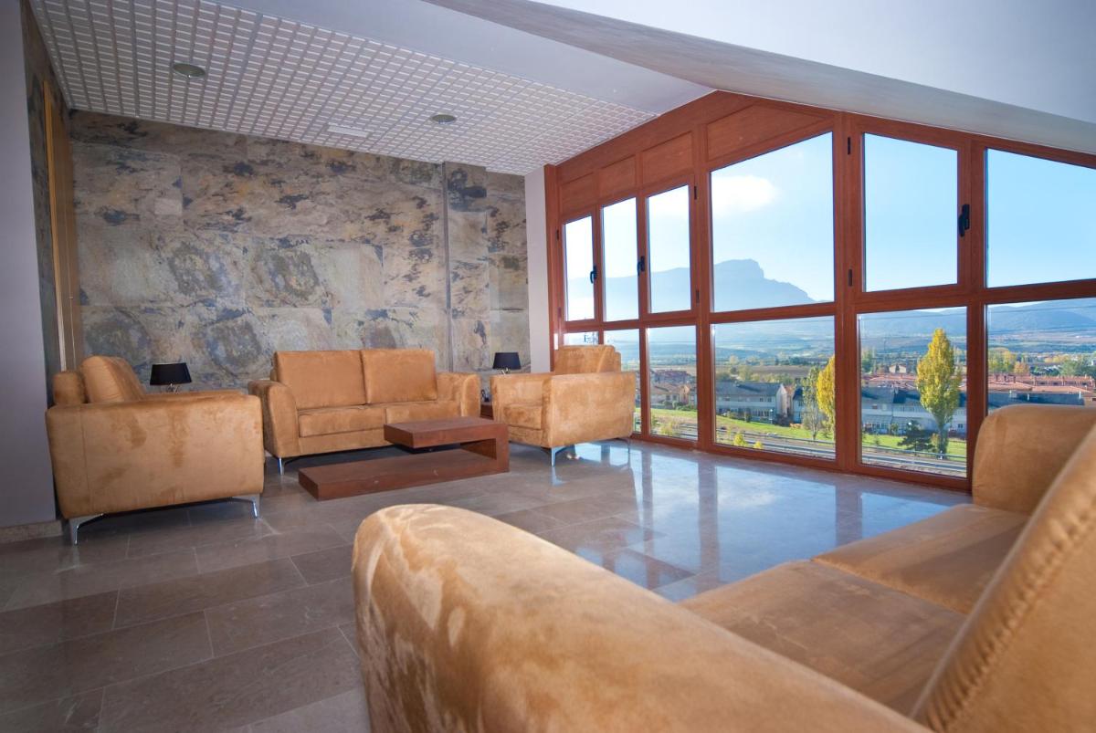 Zona de estar de Apartahotel & Spa Jacetania