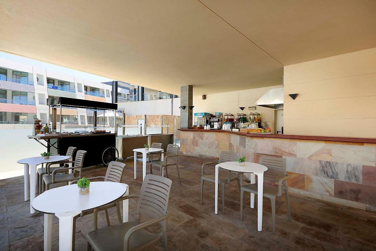 Un restaurante o sitio para comer en Eurostars Las Salinas