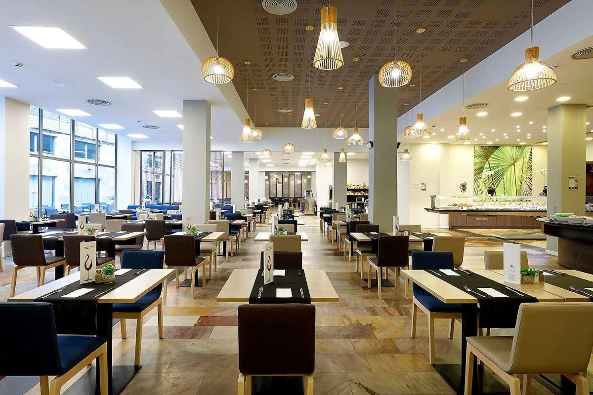 Un restaurante o sitio para comer en Eurostars Las Salinas