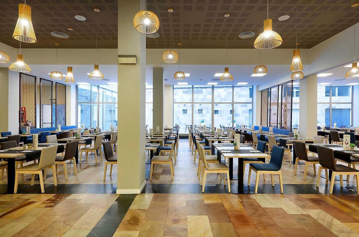 Un restaurante o sitio para comer en Eurostars Las Salinas