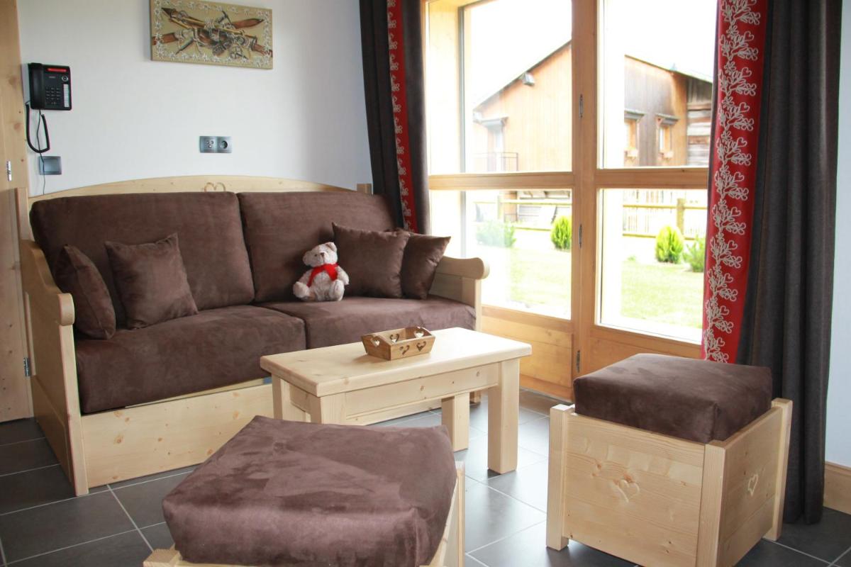 Coin salon dans l'établissement Les Chalets de La Griyotire