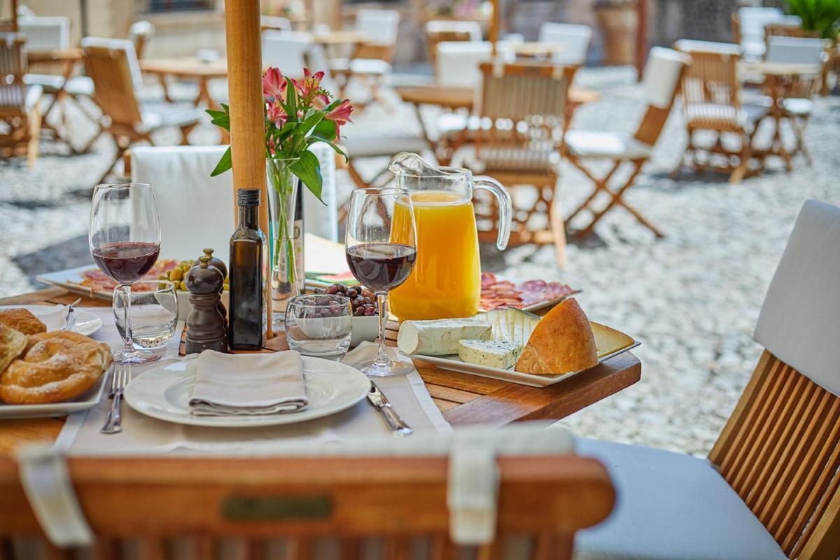 Comida en o cerca de este hotel