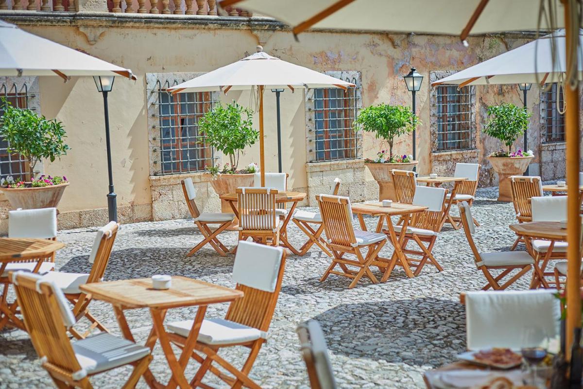 Un restaurante o sitio para comer en Cas Comte Suites & Spa - Adults Only