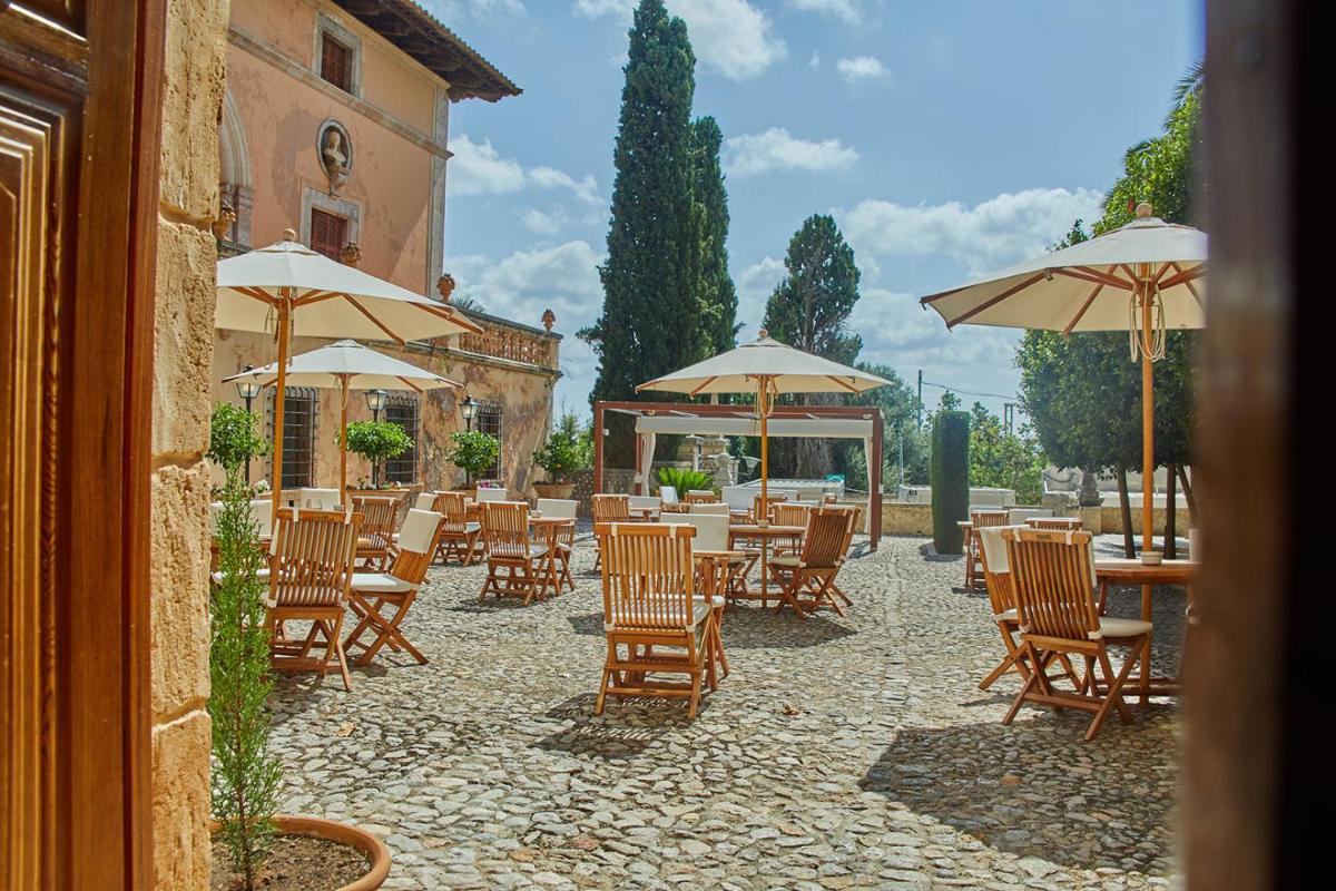 Un restaurante o sitio para comer en Cas Comte Suites & Spa - Adults Only
