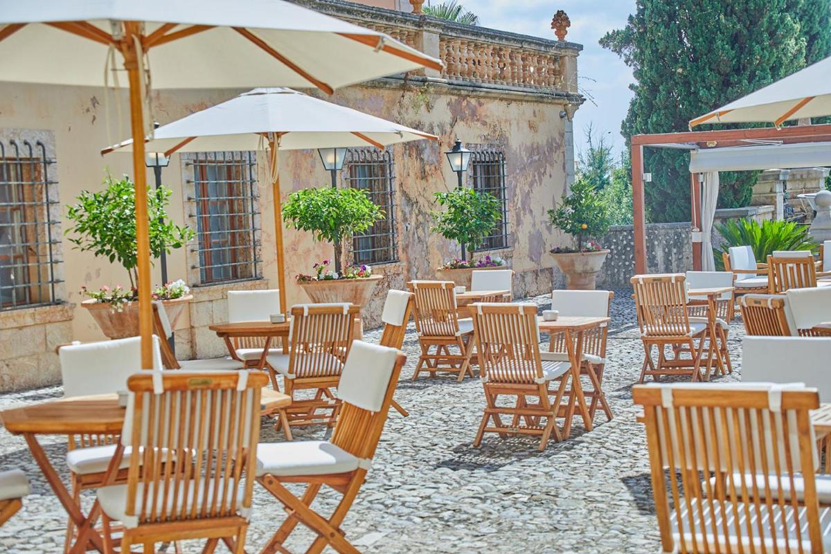 Un restaurante o sitio para comer en Cas Comte Suites & Spa - Adults Only