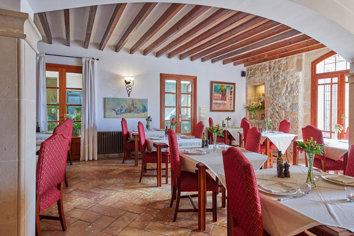 Un restaurante o sitio para comer en Cas Comte Suites & Spa - Adults Only